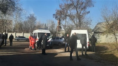 Частину вулиці у Харкові, де чоловік погрожує поліції гранатою, перекрили Частину вулиці у Харкові, де чоловік погрожує поліції гранатою, перекрили
