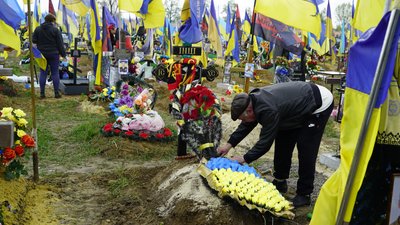 У Харкові на Алеї Слави вшанували полеглих захисників