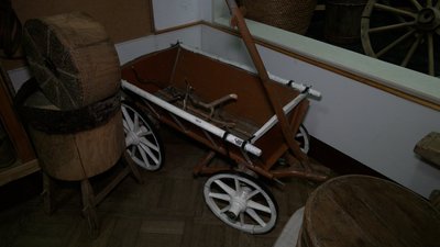 На Рівненщині – вози та ворота на зупинках. Звідки взялась традиція На Рівненщині – вози та ворота на зупинках. Звідки взялась традиція
