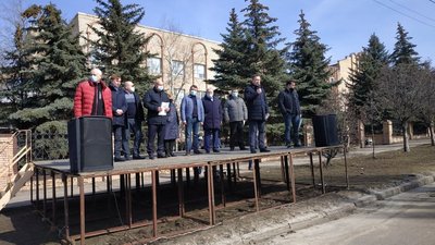 У Краматорську біля "Донецькоблгазу" мітингують люди