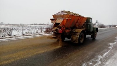 У Полтаві дороги посипає 15 машин