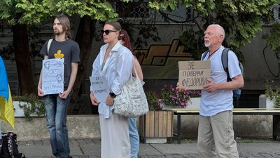 В Ужгороді сьомий день триває акція на підтримку ексміністра оборони Михайла Федорова В Ужгороді сьомий день триває акція на підтримку ексміністра оборони Михайла Федорова