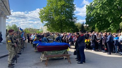 У Полтаві прощаються із воїнами, що загинули у Запорізькій області У Полтаві прощаються із воїнами, що загинули у Запорізькій області