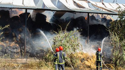 У Хмельницькому районі вогонь знищив 200 тонн кормів