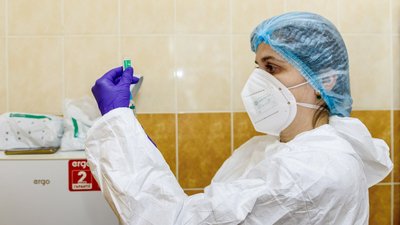 Депутати, священники та музиканти. Хто може отримати залишкові дози вакцини від COVID-19