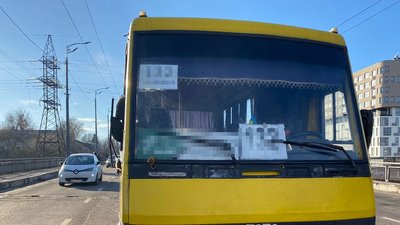 У Львові приміська маршрутка збила працівника ШРП: що відомо
