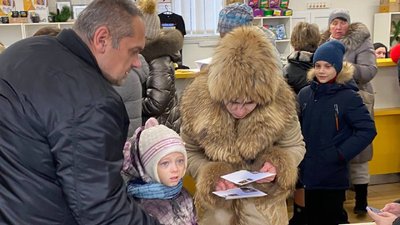 "Роз’єднані війною": у Черкасах презентували новорічну марку від "Укрпошти" "Роз’єднані війною": у Черкасах презентували новорічну марку від "Укрпошти"