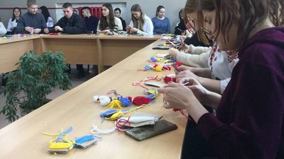 Мартениці для бійців: у Тернополі студенти-історики виготовили болгарські обереги