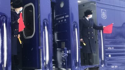 Поїзд за найдовшим в Україні маршрутом вперше проїхав через Франківськ: що кажуть пасажири Поїзд за найдовшим в Україні маршрутом вперше проїхав через Франківськ: що кажуть пасажири