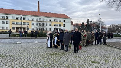 Військові, представники духовенства та місцевої влади, жителі міста прийшли покласти квіти до пам'ятника Шевченка/Руслана Гостюк/Суспільне Військові, представники духовенства та місцевої влади, жителі міста прийшли покласти квіти до пам'ятника Шевченка/Руслана Гостюк/Суспільне