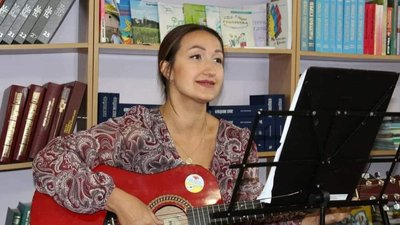 "Ми слухаємо, читаємо і плачемо": рівненські мисткині створили співану книгу