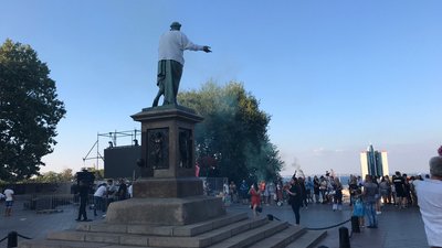Одеського Дюка де Рішельє одягнули у вишиванку