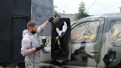 Волонтери з Чернівців пофарбували понад сто авто для військових Волонтери з Чернівців пофарбували понад сто авто для військових