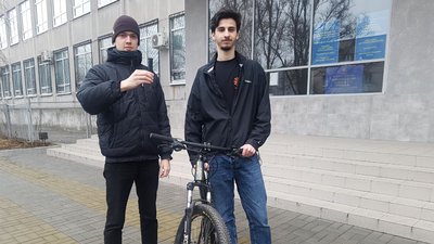 Ілля Волков та Павло Герман демонструють свій пристрій