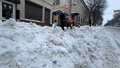 Комунальники прибирають сніг