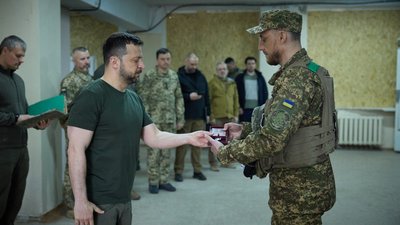 Володимир Зеленський нагородив оборонців Харківщини: чим відзначилися нагороджені Володимир Зеленський нагородив оборонців Харківщини: чим відзначилися нагороджені