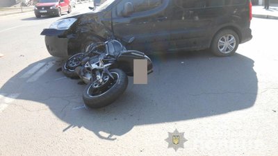 На Рівненщині не розминулись фургон з мотоциклістом На Рівненщині не розминулись фургон з мотоциклістом