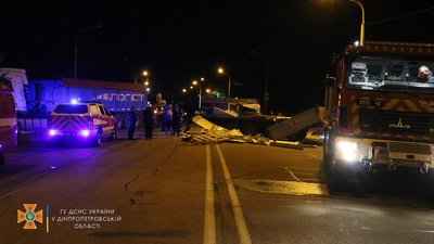 На Дніпропетровщині зіткнулися чотири вантажівки, одна людина загинула