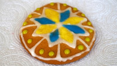 На Львівщині переселенці розмальовують великодні пряники для бійців – фоторепортаж