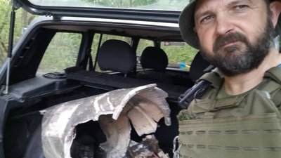 Андрій Русенко з уламком ракети