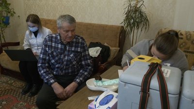 Першим вакцину CoronaVac на Волині отримав 83-річний пенсіонер