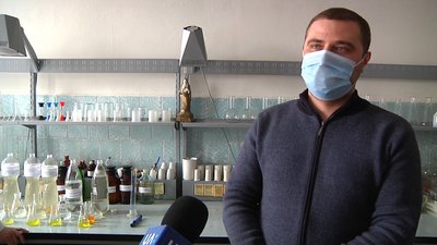 У Житомирі фахівці лабцентру виявили відхилення у воді в 13 з 28 громадських колодязів У Житомирі фахівці лабцентру виявили відхилення у воді в 13 з 28 громадських колодязів