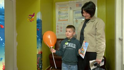Черкаський хлопчик з кулькою та сертифікатом про щеплення