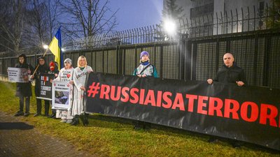 Послу Росії у Польщі у другу річницю агресії висипали під резиденцією дві тонни лайна
