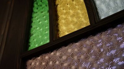 У Львові відновили старовинні вітражні двері