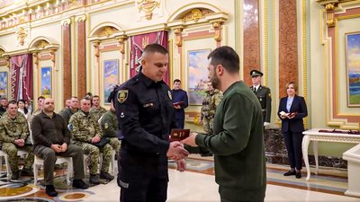 Геннадій Юдін отримує орден "За мужність"