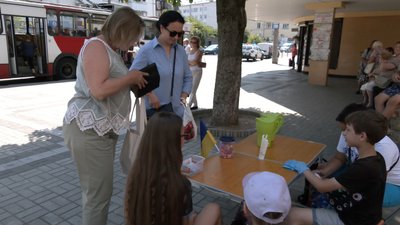 У Луцьку діти продають лимонад, щоб допомогти волонтерам робити сухпайки У Луцьку діти продають лимонад, щоб допомогти волонтерам робити сухпайки