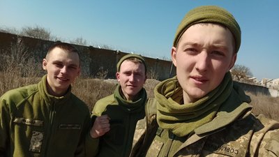 Бійцю з Вінничини, який втратив ноги, передали авто на ручному керуванні Бійцю з Вінничини, який втратив ноги, передали авто на ручному керуванні