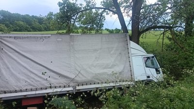 На Миколаївщині зіткнулися легковик і дві вантажівки: є загиблий