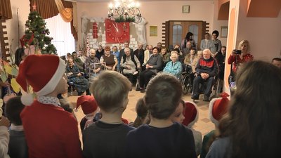 У Луцьку школярі влаштували свято для жителів геріатричного пансіонату