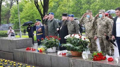 У Запоріжжі запалили вічний вогонь У Запоріжжі запалили вічний вогонь