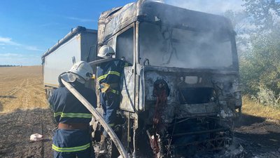 Перегрівся двигун: у полі на Вінниччині горів зерновоз Перегрівся двигун: у полі на Вінниччині горів зерновоз