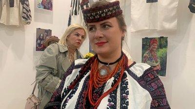 Уляна Перхалюк, майстриня, авторка виставки "Мелодія на полотні" Уляна Перхалюк, майстриня, авторка виставки "Мелодія на полотні"