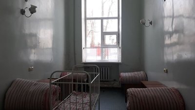 Пліснява та тріщини на стінах. Кропивничанка скаржиться на умови в обласній дитячій лікарні Пліснява та тріщини на стінах. Кропивничанка скаржиться на умови в обласній дитячій лікарні
