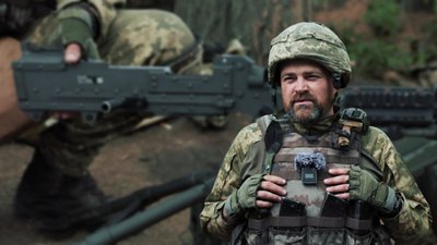 Військовослужбовець Сил оборони Запорізького краю показав американський кулемет, яким озброєні українські захисники