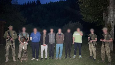 "Хотіли назбирати грибів", — на Закарпатті затримали 6 чоловіків, яких підозрюють у спробі незаконно перетнути кордон