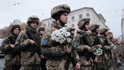 Зустрічають захисників. У Чернівцях йде колона військових, які повернулись додому із зони ООС