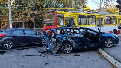 ДТП в Одесі, зіткнулися два ато і тролейбус ДТП в Одесі, зіткнулися два ато і тролейбус