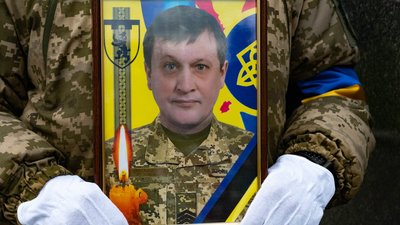 В Ужгороді попрощалися із загиблим на війні закарпатцем Леонідом Дербаком В Ужгороді попрощалися із загиблим на війні закарпатцем Леонідом Дербаком