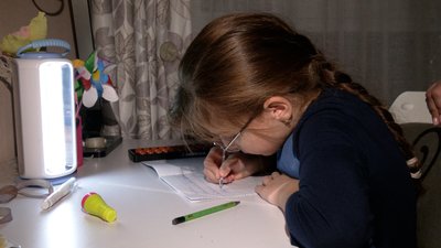 Донька Наталії вчить уроки з ліхтариком Донька Наталії вчить уроки з ліхтариком