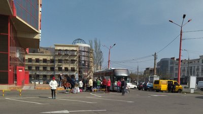 У Миколаєві волонтери допомагають людям дістатися безпечних місць