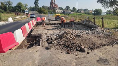 На автодорозі в Луцькому районі відремонтували й укріпили частину моста