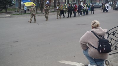 В Охтирці на Сумщині поховали загиблого військового Дмитра Барвінка В Охтирці на Сумщині поховали загиблого військового Дмитра Барвінка