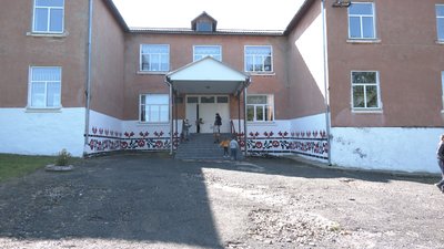 Шкільний автобус на переоформленні. На Прикарпатті діти пішки ходять 7 км до ліцею Шкільний автобус на переоформленні. На Прикарпатті діти пішки ходять 7 км до ліцею