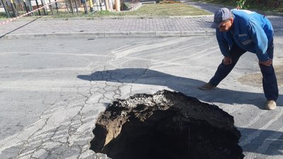 У Тернополі автомобіль провалився у яму на дорозі У Тернополі автомобіль провалився у яму на дорозі