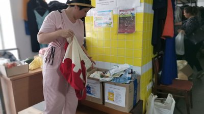Волонтери у Полтаві сортують сміття і віддають гроші на армію Волонтери у Полтаві сортують сміття і віддають гроші на армію